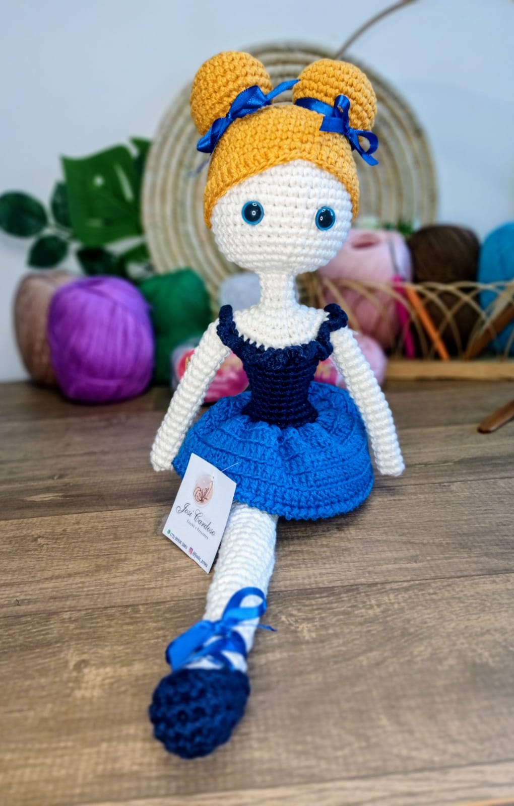 Boneca artesanal feita à mão em crochê